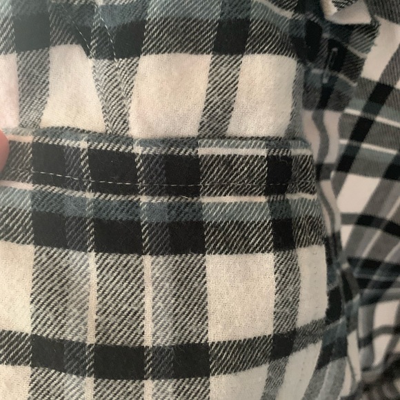 SOLD Womens Flannel - Picture 2 of 4